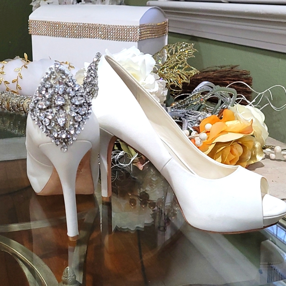 GUC TRULY ZAC POSEN Satin Peep-toe Pump